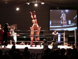 崔＆佐藤が2人がかりでブレーンバスター